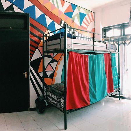 Hati Hati Vandrarhem Yogyakarta Exteriör bild