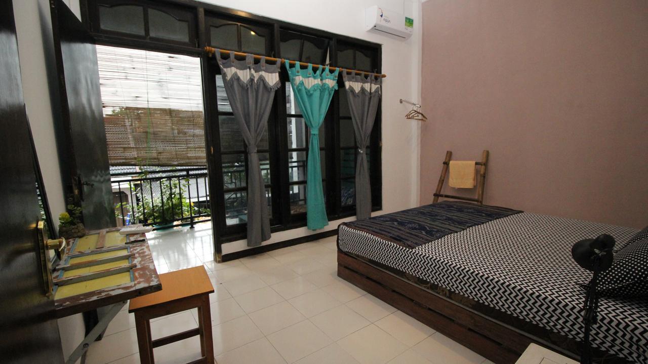 Hati Hati Vandrarhem Yogyakarta Exteriör bild