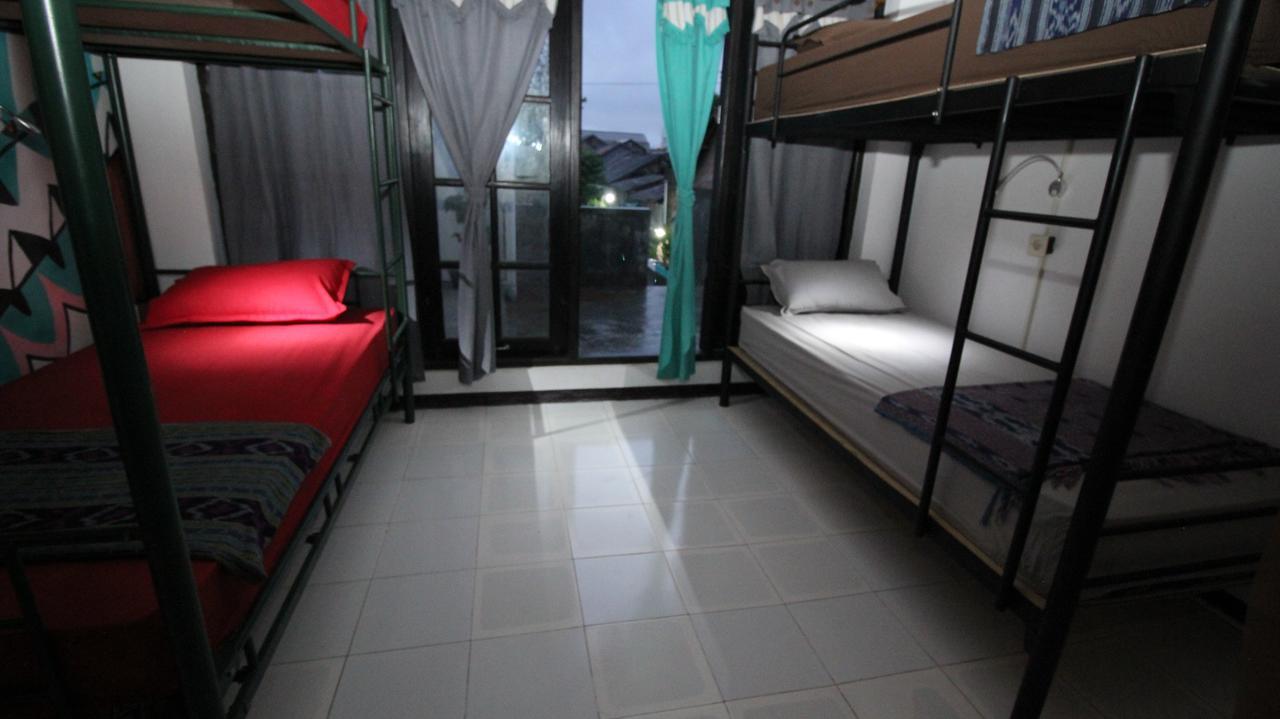 Hati Hati Vandrarhem Yogyakarta Exteriör bild