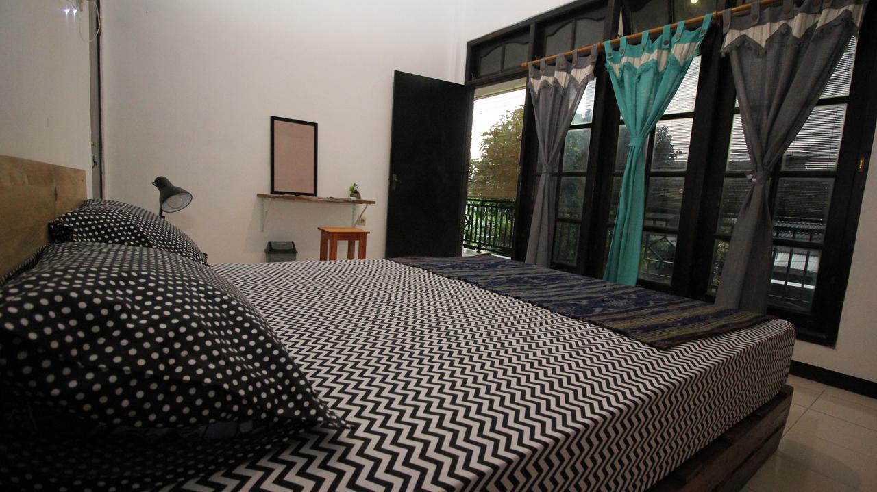 Hati Hati Vandrarhem Yogyakarta Exteriör bild